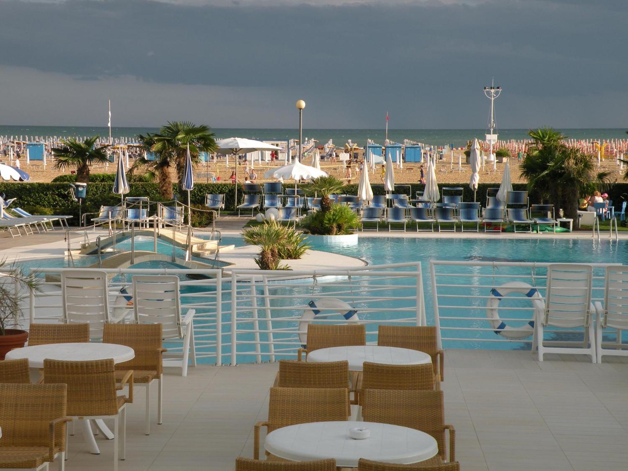 Majestic Beach Hotel & Wellness Bibione Exteriör bild